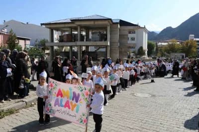 Erzurum Oltu'da 4-6 yaş Kur’an kursu öğrencileri Amin Alayı yürüyüşünde Türk bayraklarıyla yürürken