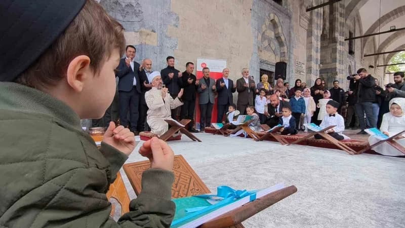 Tokat’ta bu yıl ikincisi düzenlenen Osmanlı geleneği Amin Alayı programında, 4-6 yaş grubu öğrenciler tarihi Sulusokak’t