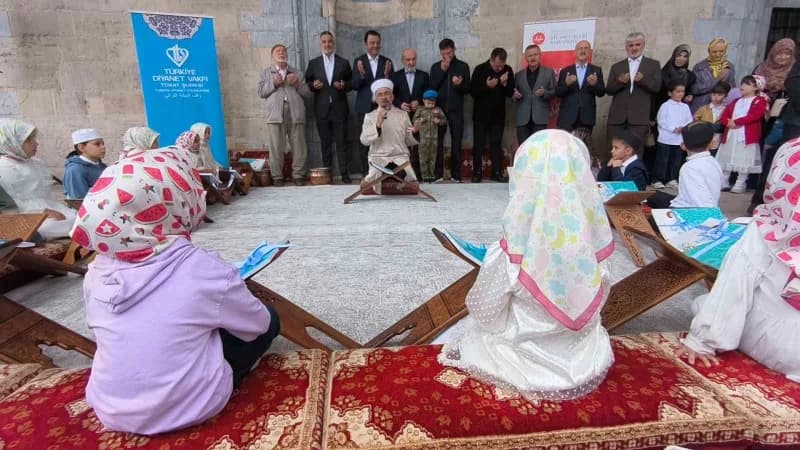 Tokat’ta bu yıl ikincisi düzenlenen Osmanlı geleneği Amin Alayı programında, 4-6 yaş grubu öğrenciler tarihi Sulusokak’t