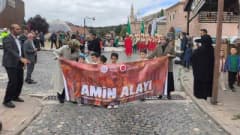 Tokat’ta 4-6 yaş grubu çocuklar Amin Alayı geleneği kapsamında tarihi Sulusokak’tan Alipaşa Camii’ne yürürken