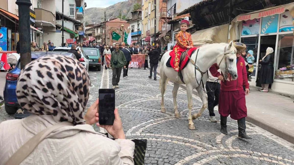 Tokat’ta bu yıl ikincisi düzenlenen Osmanlı geleneği Amin Alayı programında, 4-6 yaş grubu öğrenciler tarihi Sulusokak’t