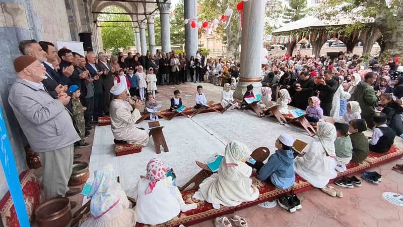 Tokat’ta bu yıl ikincisi düzenlenen Osmanlı geleneği Amin Alayı programında, 4-6 yaş grubu öğrenciler tarihi Sulusokak’t
