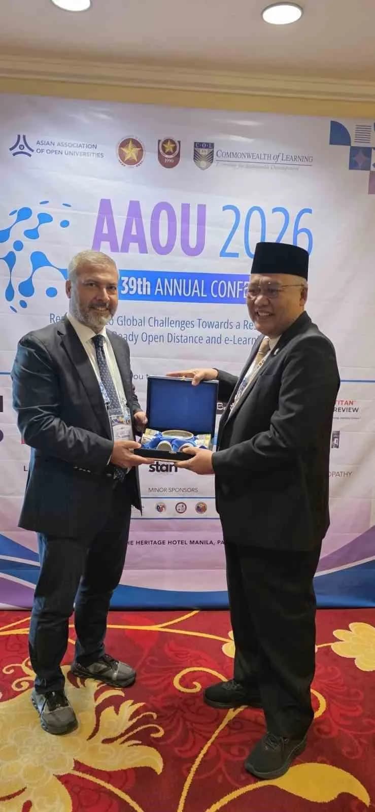 Anadolu Üniversitesi Rektörü Prof. Dr. Yusuf Adıgüzel, Filipinler'de düzenlenen 39'uncu AAOU Yıllık
