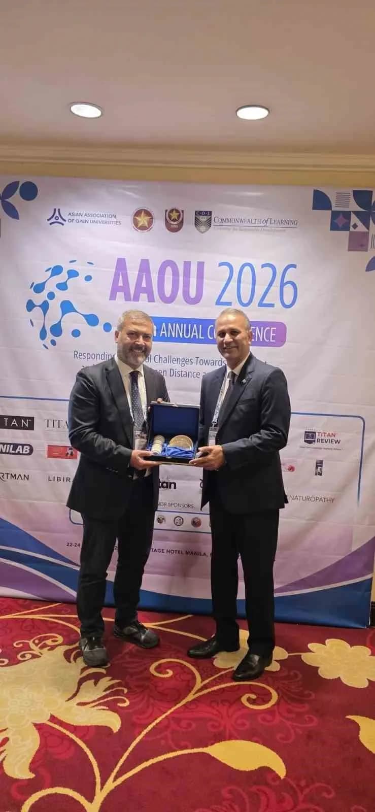 Anadolu Üniversitesi Rektörü Prof. Dr. Yusuf Adıgüzel, Filipinler'de düzenlenen 39'uncu AAOU Yıllık