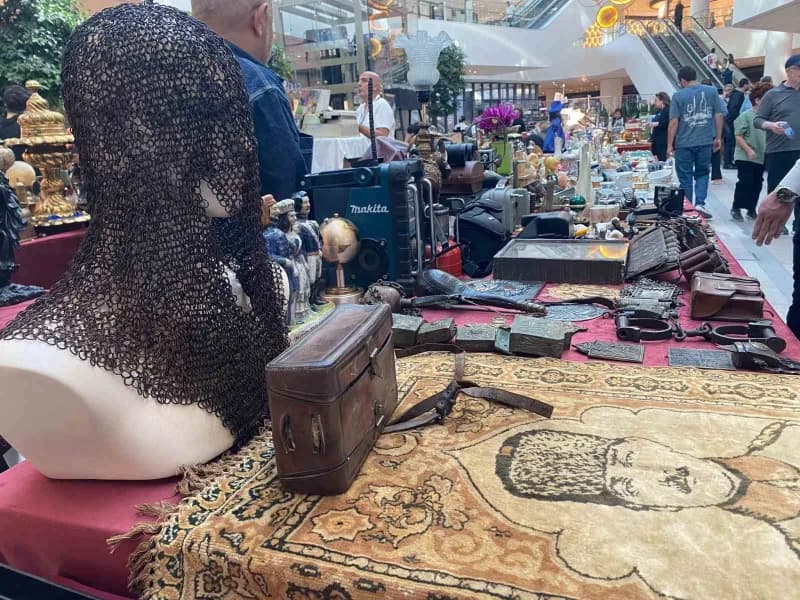 Çankaya'da bir alışveriş merkezinde gerçekleştirilen Antika Günleri, alışılmışın dışında ürünleriyle ziyaretçilerin ilgi