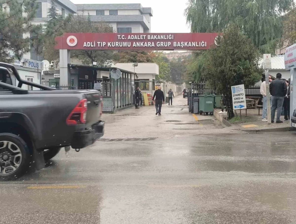 Ankara Mamak’ta bir apartman önünde polis ve sağlık ekipleri olay yerinde inceleme yapıyor