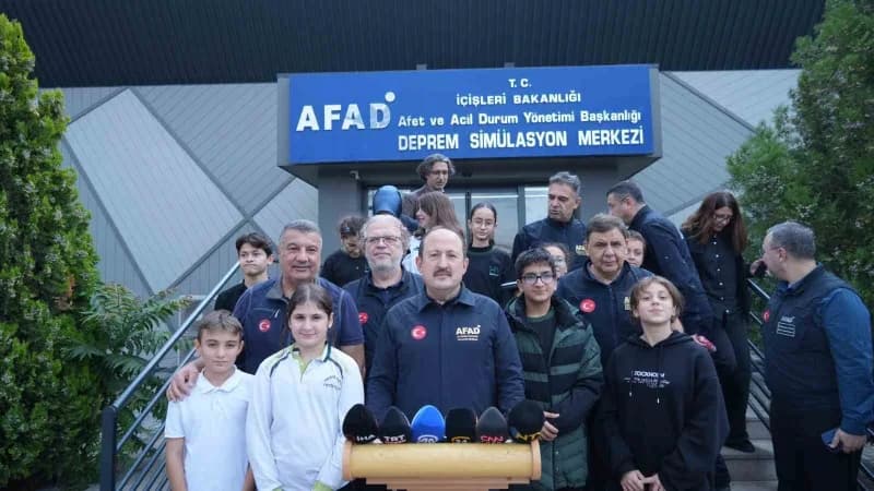 Ankara AFAD Deprem Simülasyon Merkezi'nde öğrencilere deprem simülasyonu eğitimi veriliyor