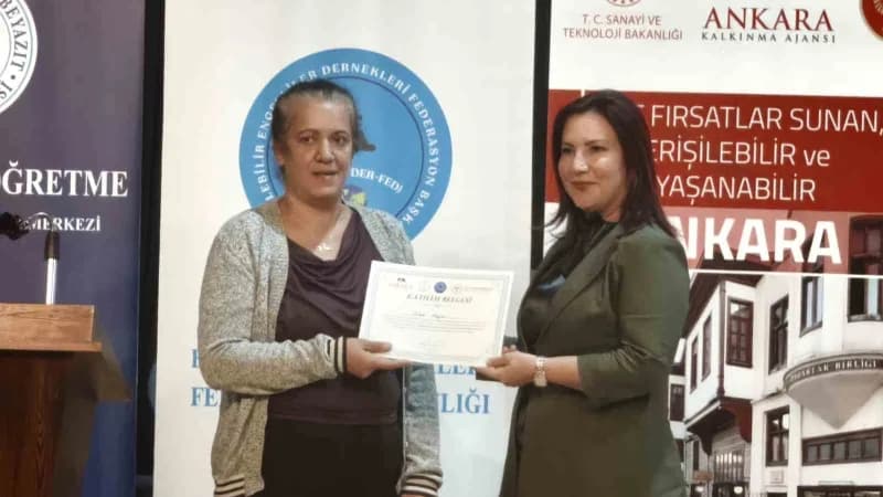 Programın sonunda eğitime katılan kursiyerlere e-devlet onaylı sertifika takdim edildi.