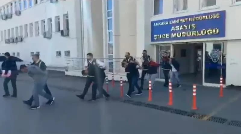 Ankara’da iş yerine ve araçlara yönelik gece yarısı silahlı saldırı sonrası polis incelemesi