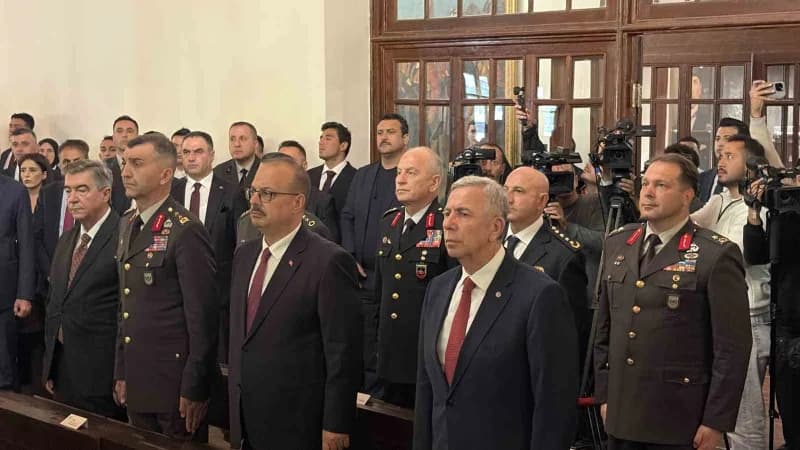 Ankara'nın başkent oluşunun 103'üncü yıl dönümü kapsamında Vali Yakup Canbolat ve Büyükşehir Belediye Başkanı Mansur Yav