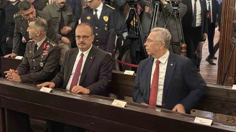 Ankara Valisi Yakup Canbolat ve Büyükşehir Belediye Başkanı Mansur Yavaş Anıtkabir ziyareti sırasında