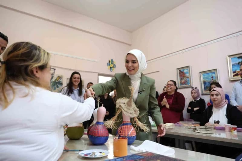 Aile ve Sosyal Hizmetler Bakanı Mahinur Özdemir Göktaş, burada kalan engelli bireylerle sohbet etti.