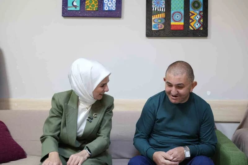 Aile ve Sosyal Hizmetler Bakanı Mahinur Özdemir Göktaş, burada kalan engelli bireylerle sohbet etti.