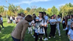 Eskişehir Kentpark'ta Anne Bebek Hareket Kulübü üyeleri ve aileler etkinlikte dans ediyor