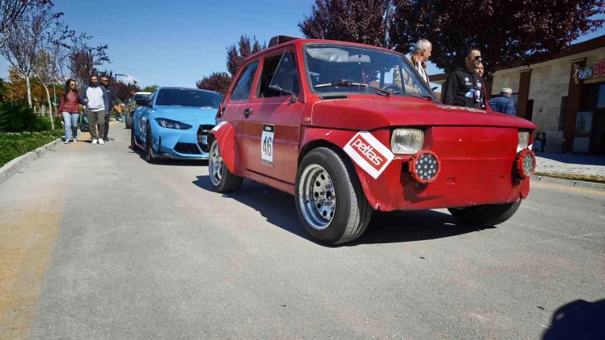 ANOK Fest’26 kapsamında Ankara BAKAP Kampüsü’nde sergilenen özel otomobiller ve otomobil tutkunları