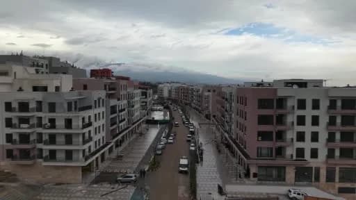 Deprem sonrası yeniden inşa edilen Antakya Atatürk Caddesi’nde yeni konutlar ve iş yerleri