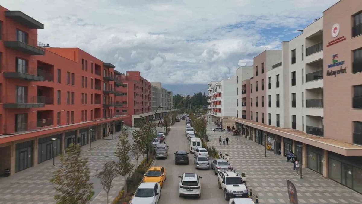 Hatay'da depremde tamamen yıkılan Antakya ilçesinin kalbi olan Atatürk Caddesi, yeniden inşa edilen konut ve iş yerlerin