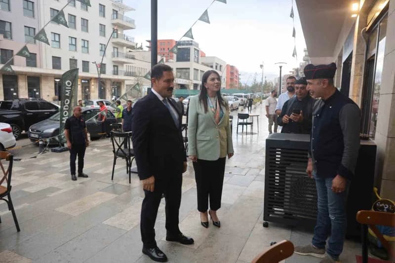Hatay'da depremde tamamen yıkılan Antakya ilçesinin kalbi olan Atatürk Caddesi, yeniden inşa edilen konut ve iş yerlerin
