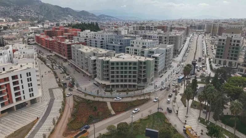 Hatay'da depremde tamamen yıkılan Antakya ilçesinin kalbi olan Atatürk Caddesi, yeniden inşa edilen konut ve iş yerlerin