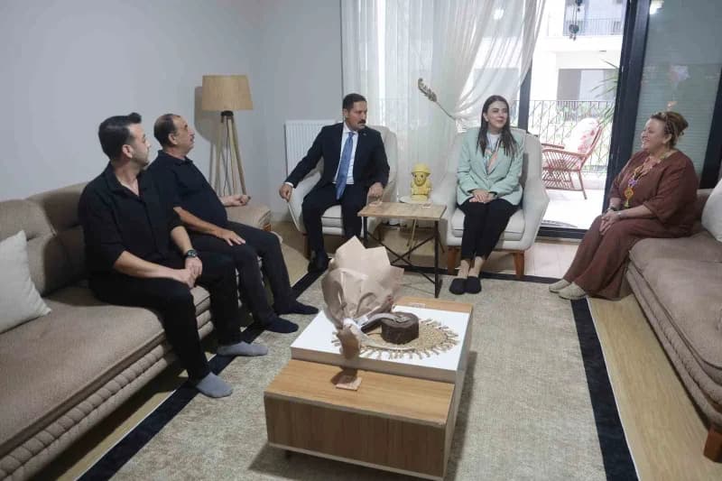 Hatay Valisi Mustafa Masatlı ve eşi Esra Masatlı da yeni yuvalarına kavuşan Bülent ve Arzu Çuhadar ailesini yeni yuvasın
