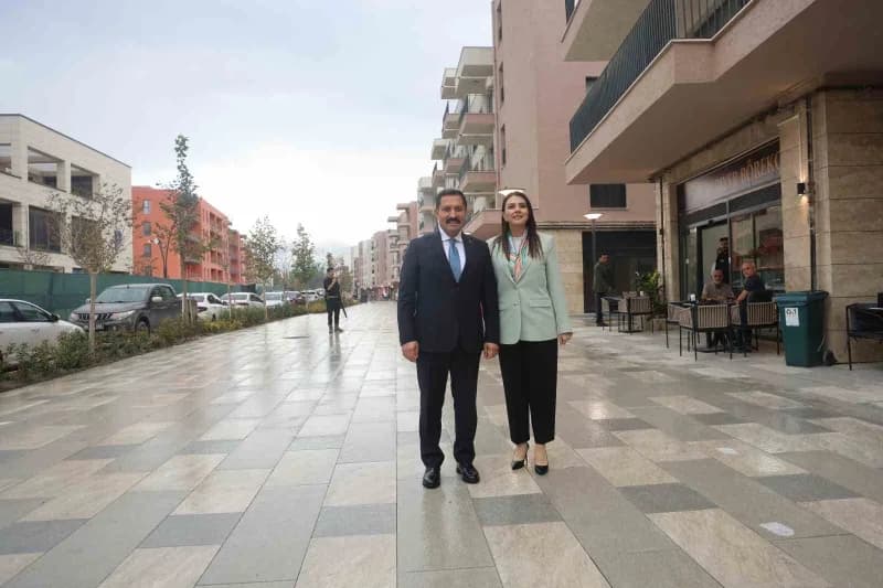 Deprem sonrası yeniden inşa edilen Antakya Atatürk Caddesi’nde yeni konutlar ve iş yerleri