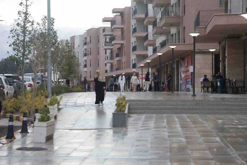 Hatay'da depremde tamamen yıkılan Antakya ilçesinin kalbi olan Atatürk Caddesi, yeniden inşa edilen konut ve iş yerlerin