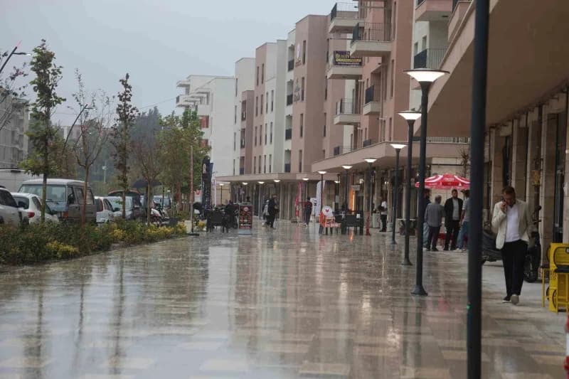 Hatay'da depremde tamamen yıkılan Antakya ilçesinin kalbi olan Atatürk Caddesi, yeniden inşa edilen konut ve iş yerlerin