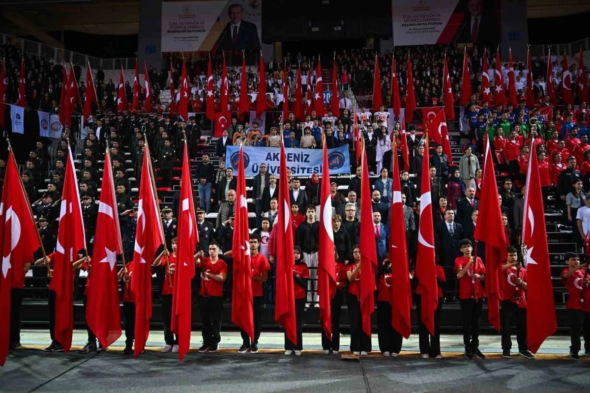 Antalya 10 bin kişilik spor salonunda 29 Ekim Cumhuriyet Bayramı kutlamaları