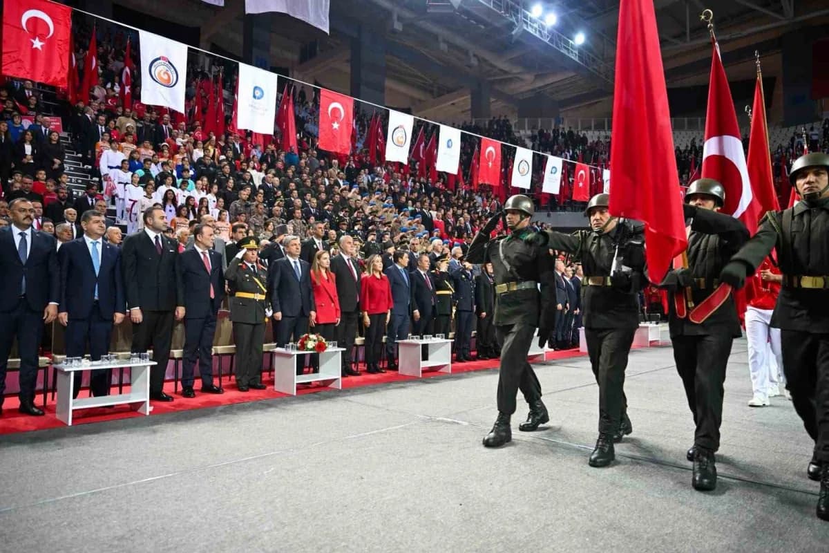 29 Ekim Cumhuriyet Bayramı'nın 103'üncü yıl dönümü, Antalya'da düzenlenen törenle kutlandı. Meteorol