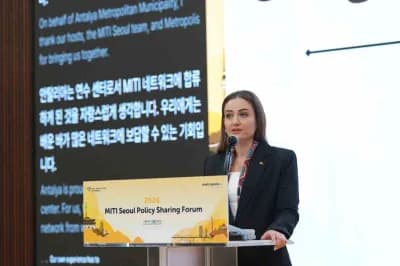 Seoul Smart Life Week etkinliğinde Antalya Büyükşehir Belediyesi Başkan Vekili Büşra Özdemir konuşma yapıyor