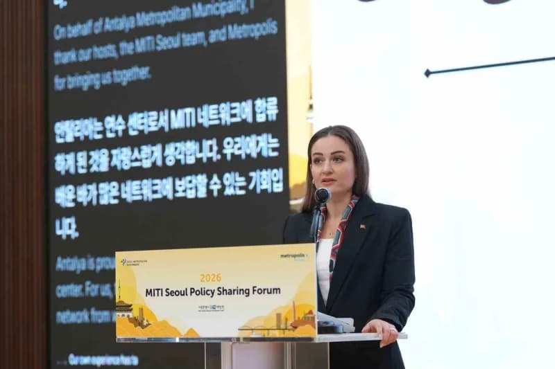 Seoul Smart Life Week etkinliğinde Antalya Büyükşehir Belediyesi Başkan Vekili Büşra Özdemir konuşma yapıyor