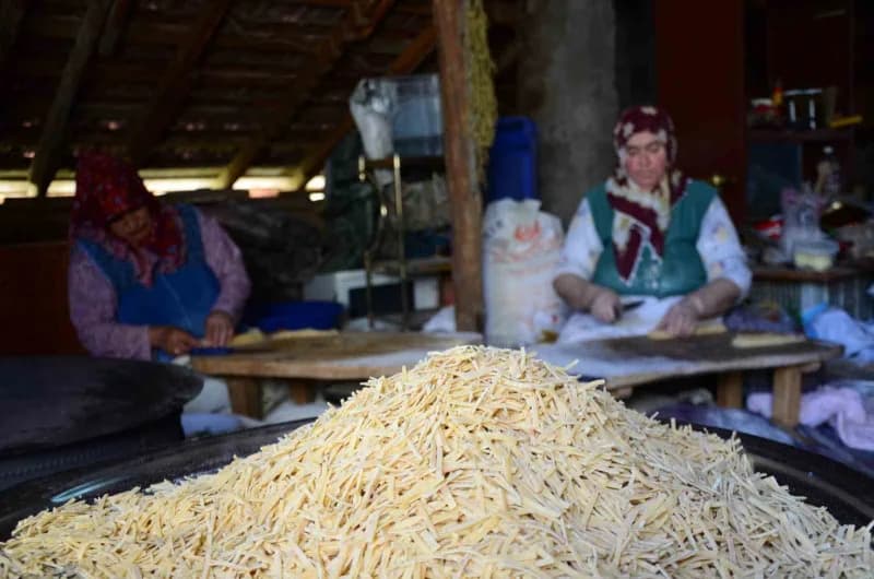 Antalya Akseki’de kadınlar imece usulüyle kışlık erişte hazırlıyor