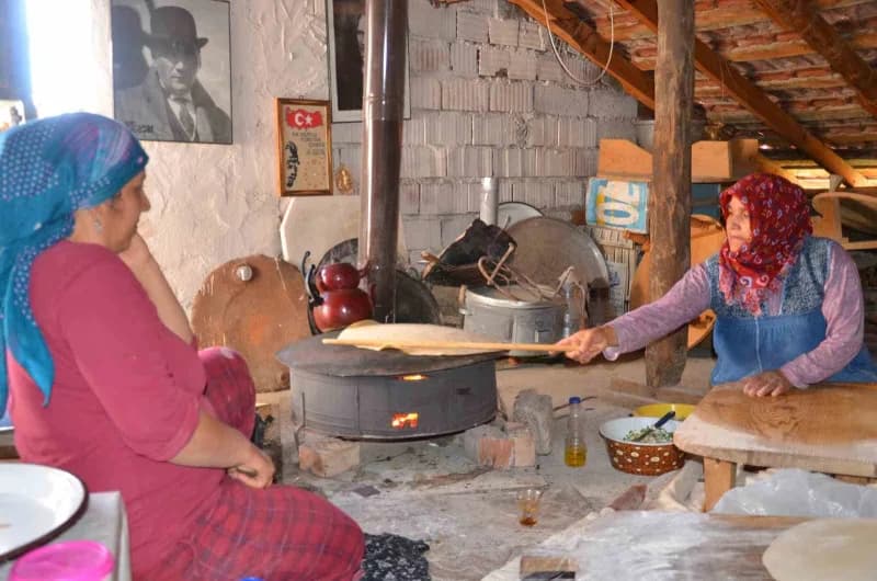 Akseki ilçesinde bir araya gelen kadınlar, kış aylarında sofralarının vazgeçilmezi olan yöresel eriş