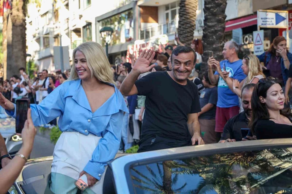 Antalya Altın Portakal Film Festivali kortejinde sanatçılar ve kalabalık vatandaşlar