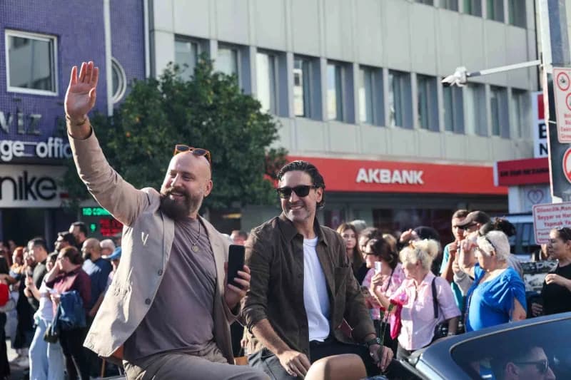 Bu yıl 63'üncüsü düzenlenen Uluslararası Antalya Altın Portakal Film Festivali'nin geleneksel kortej