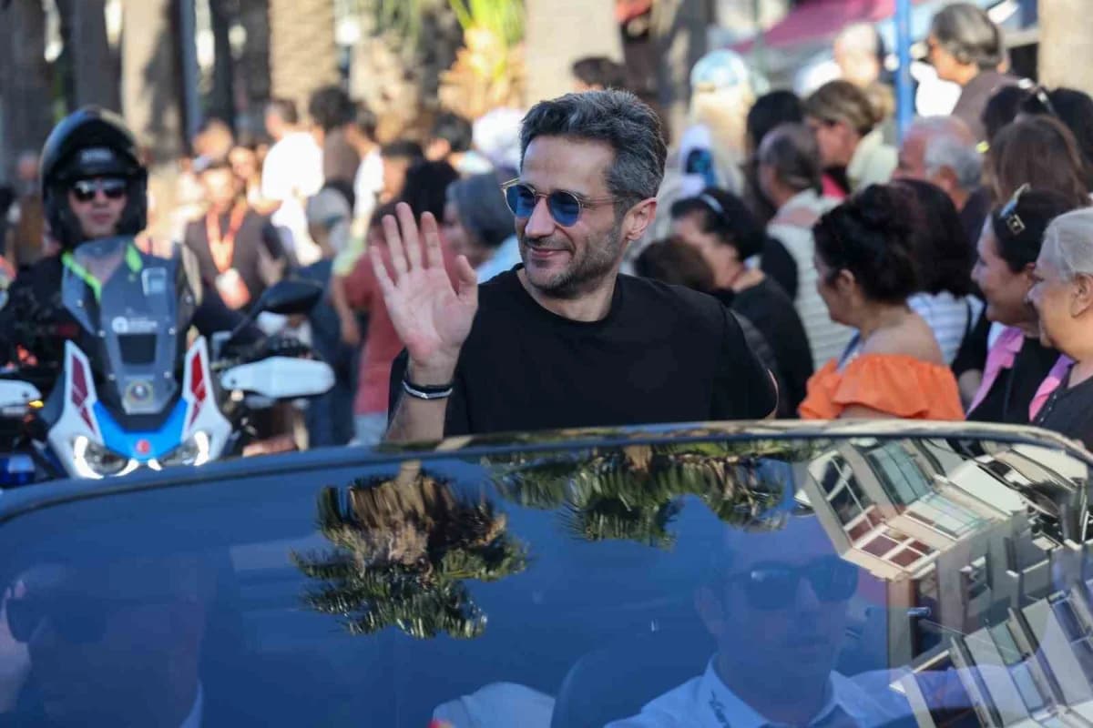 Bu yıl 63'üncüsü düzenlenen Uluslararası Antalya Altın Portakal Film Festivali'nin geleneksel kortej