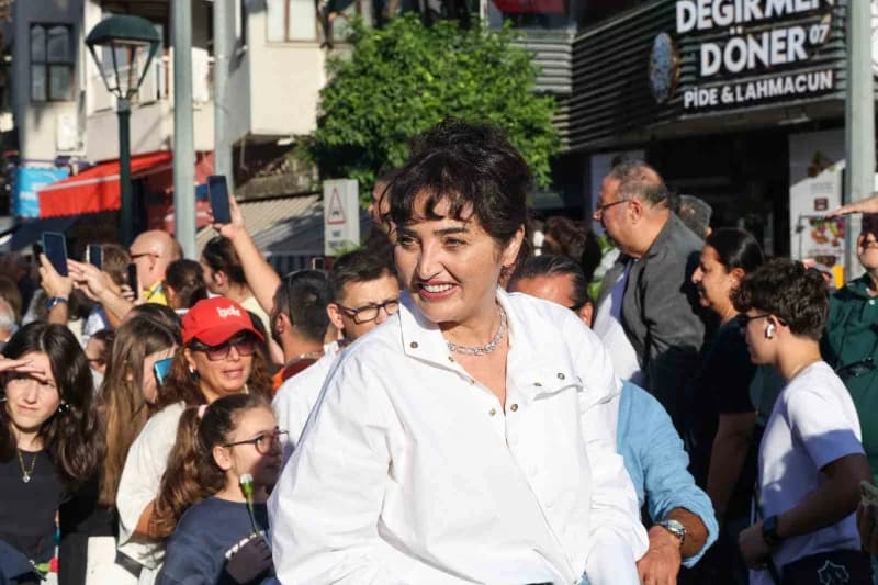 Bu yıl 63'üncüsü düzenlenen Uluslararası Antalya Altın Portakal Film Festivali'nin geleneksel kortej