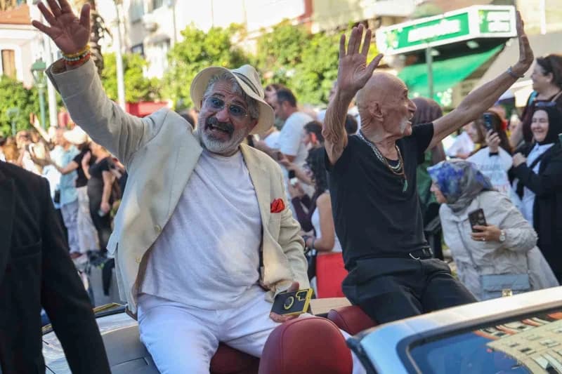 Bu yıl 63'üncüsü düzenlenen Uluslararası Antalya Altın Portakal Film Festivali'nin geleneksel kortej