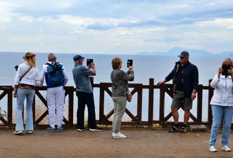 Antalya'da sağanağa rağmen Aşağı Düden Şelalesi'ni ziyaret eden yabancı turistler, falezlerden 40 metre yükseklikten den