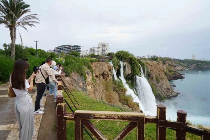 Antalya'da sağanağa rağmen Aşağı Düden Şelalesi'ni ziyaret eden yabancı turistler, falezlerden 40 metre yükseklikten den