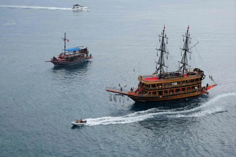 Antalya'da sağanağa rağmen Aşağı Düden Şelalesi'ni ziyaret eden yabancı turistler, falezlerden 40 metre yükseklikten den