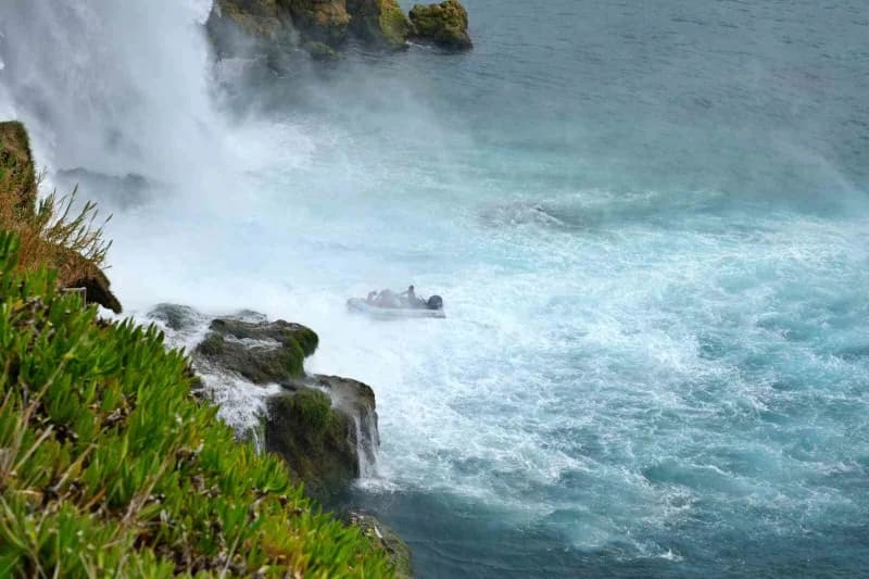 Antalya'da sağanağa rağmen Aşağı Düden Şelalesi'ni ziyaret eden yabancı turistler, falezlerden 40 metre yükseklikten den