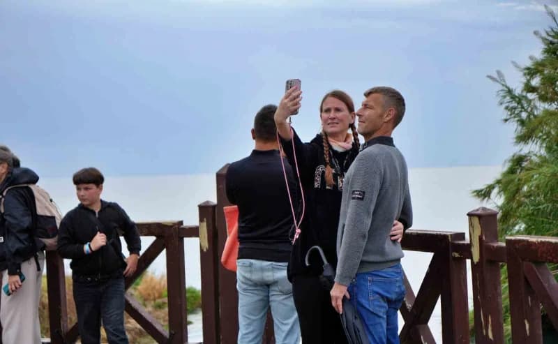 Antalya'da sağanağa rağmen Aşağı Düden Şelalesi'ni ziyaret eden yabancı turistler, falezlerden 40 metre yükseklikten den