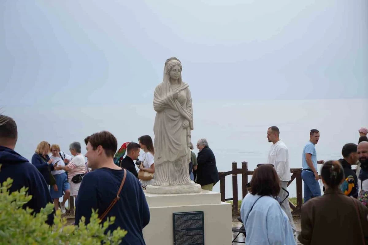 Antalya'da sağanağa rağmen Aşağı Düden Şelalesi'ni ziyaret eden yabancı turistler, falezlerden 40 metre yükseklikten den