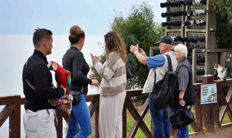 Antalya'da sağanağa rağmen Aşağı Düden Şelalesi'ni ziyaret eden yabancı turistler, falezlerden 40 metre yükseklikten den