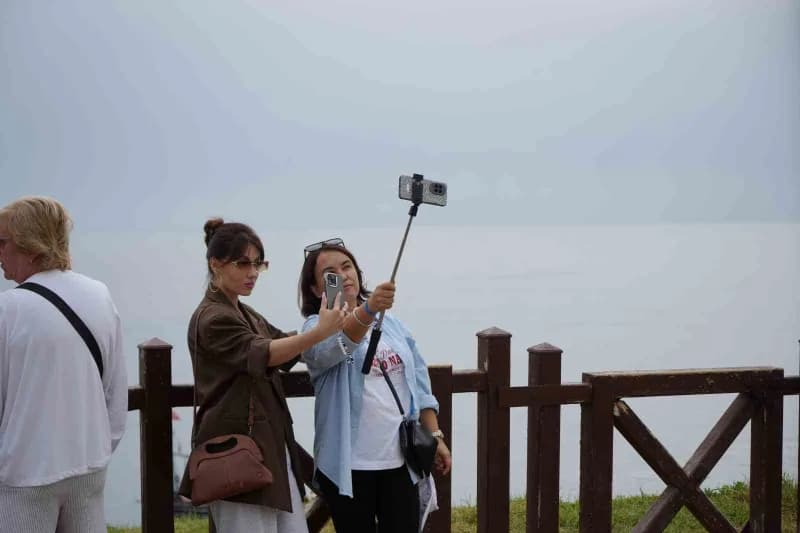 Antalya'da sağanağa rağmen Aşağı Düden Şelalesi'ni ziyaret eden yabancı turistler, falezlerden 40 metre yükseklikten den