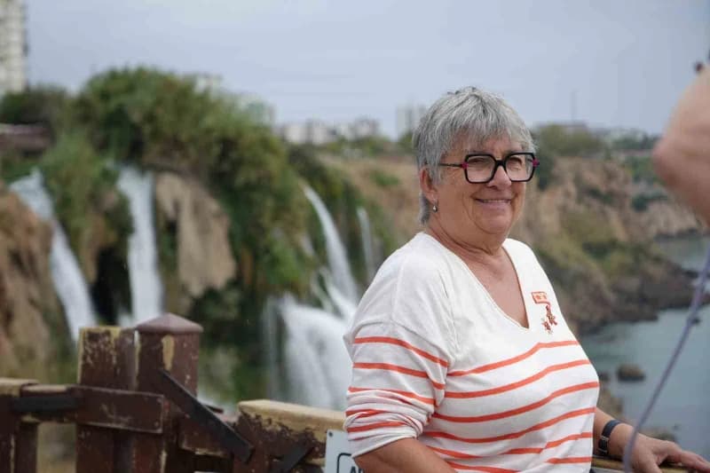 Antalya'da sağanağa rağmen Aşağı Düden Şelalesi'ni ziyaret eden yabancı turistler, falezlerden 40 metre yükseklikten den