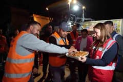 Antalya Büyükşehir Belediyesi ekipleri Lara Caddesi’nde gece asfalt çalışması yapıyor