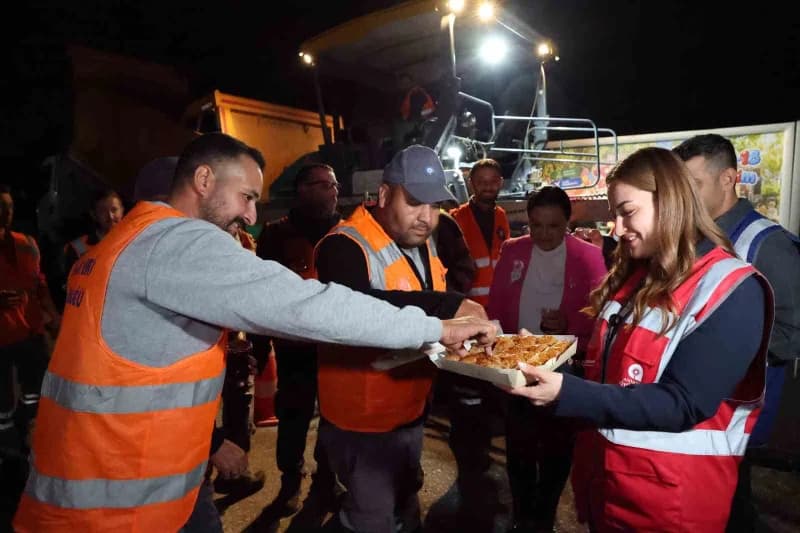 Antalya Büyükşehir Belediyesi ekipleri Lara Caddesi’nde gece asfalt çalışması yapıyor