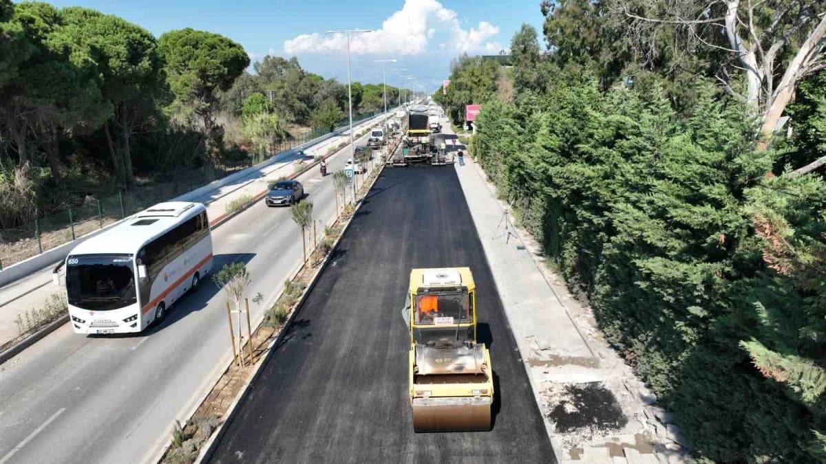 Antalya Büyükşehir Belediyesi ekipleri Yaşar Sobutay Bulvarı’nda asfalt ve altyapı çalışması yapıyor